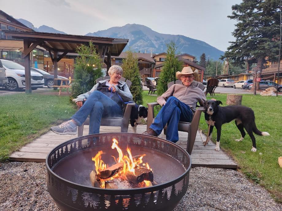Rundle Mountain Lodge Canmore Eksteriør billede